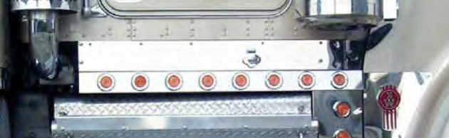 KW W900L NON-AERO KICK PANELS W/HEATER PLUG